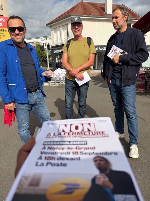 Trois militants tiennent des tracts à un carrefour ; au premier plan, un tract « Non à la fermeture de la Poste des Richardets », rassemblement à Noisy-le-Grand vendredi 18 septembre à 18 h.