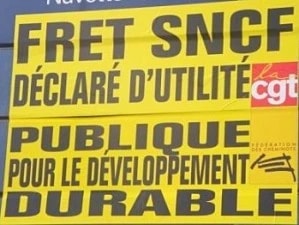 Banderole jaune de la CGT : « Fret SNCF déclaré d'utilité publique pour le développement durable ».