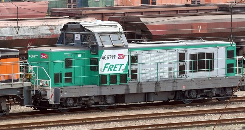 Locomotive de manœuvre Fret SNCF à l’arrêt dans un faisceau de voies.