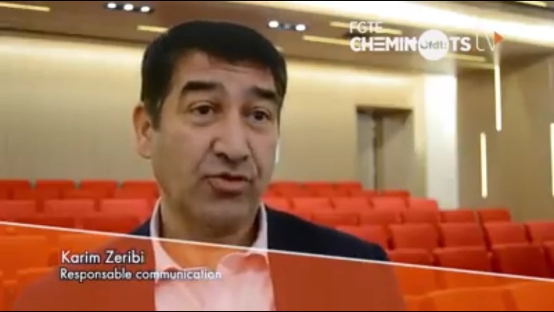 Vidéo « FGTE Cheminots CFDT TV » : homme interviewé dans un amphithéâtre, légendé « Karim Zeribi, Responsable communication »