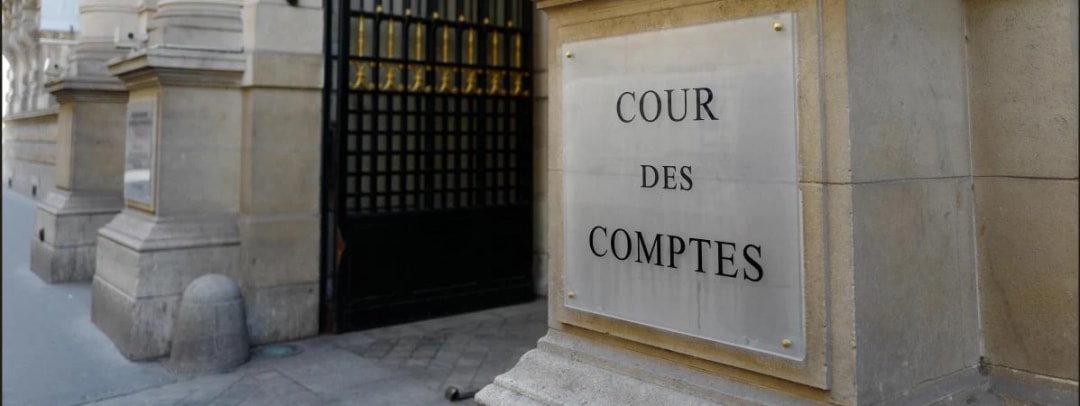Plaque « Cour des comptes » sur la façade de pierre, à côté du portail d’entrée.
