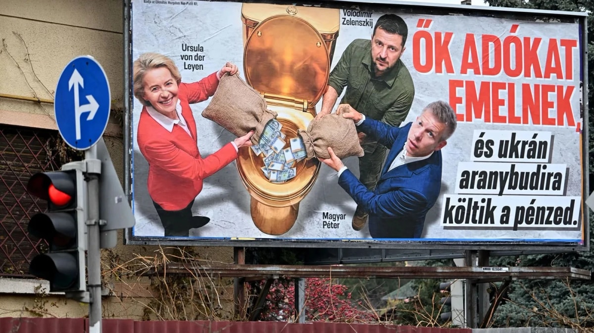 Panneau publicitaire politique en bord de route, montrant un photomontage et un slogan en hongrois.